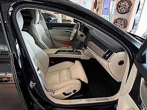 Volvo  B4 Plus Dark Mild-Hybrid