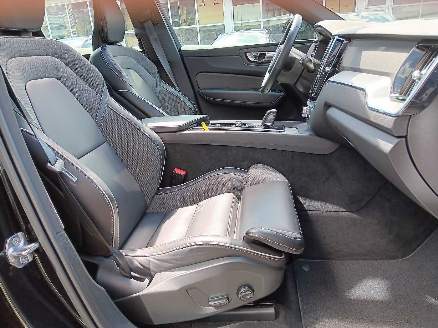 Volvo  B4 D 2WD R-Design 'AHK, ACC'