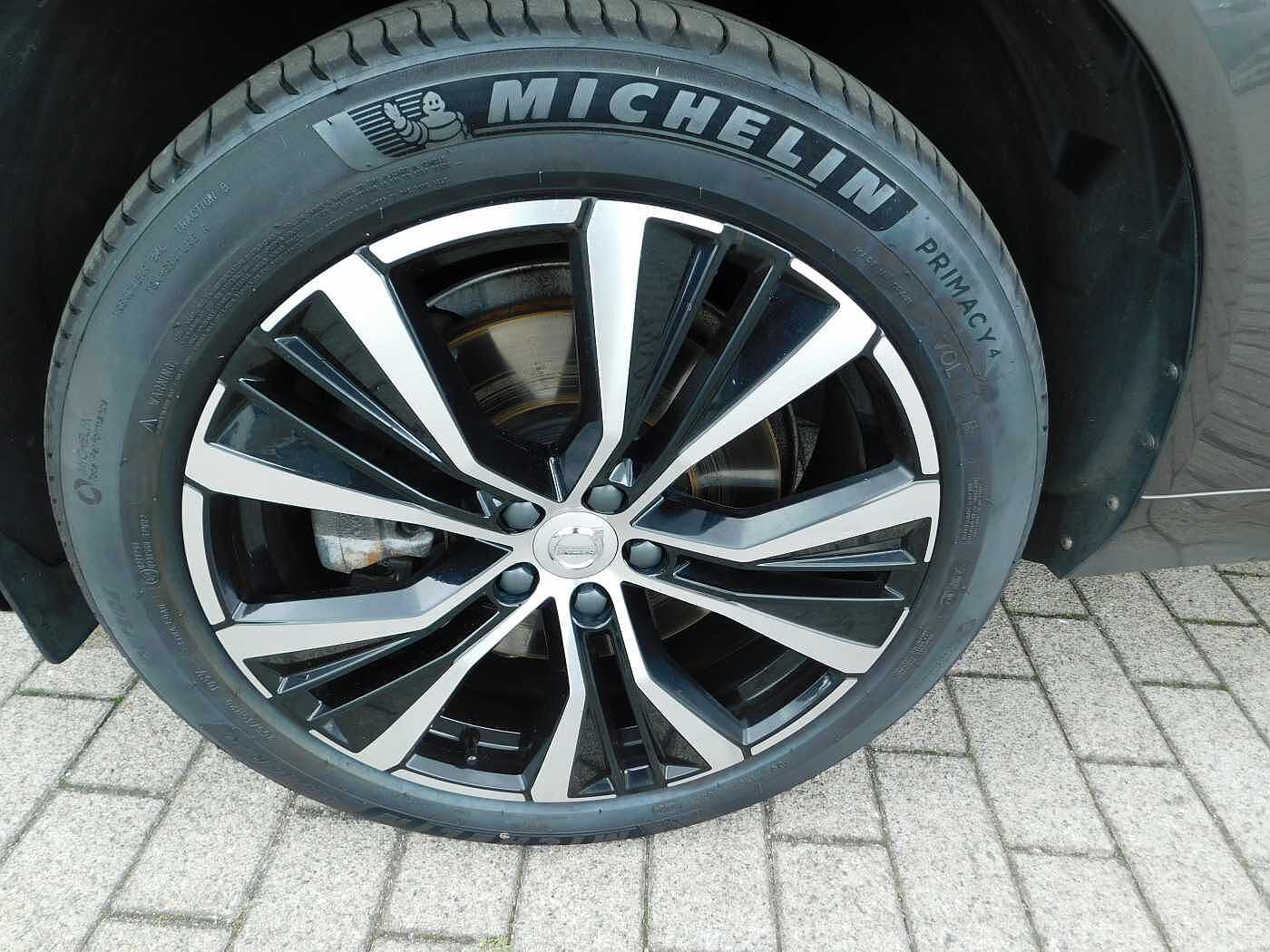 Volvo  B4 D AWD Plus Dark