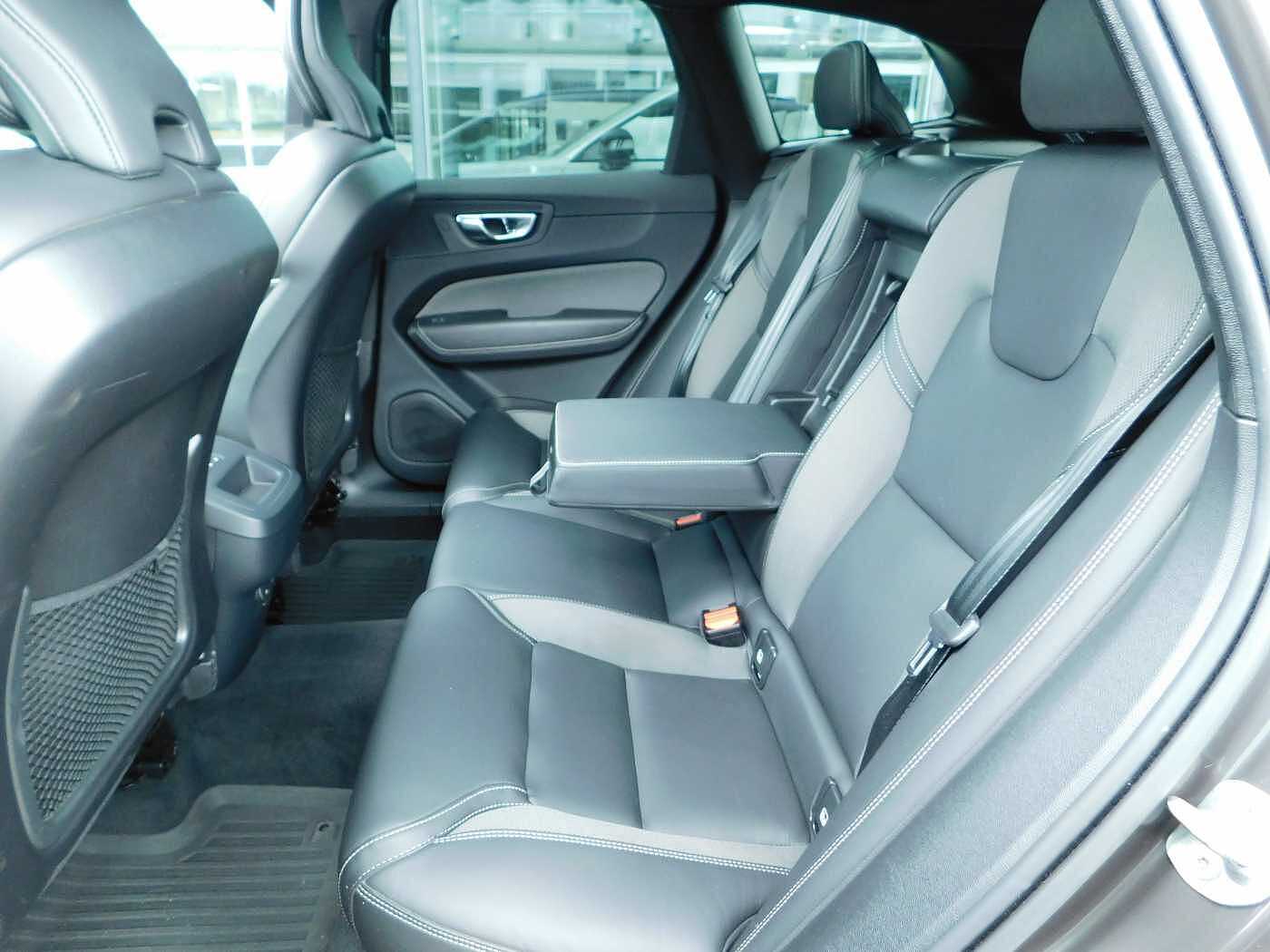Volvo  B4 D AWD Plus Dark
