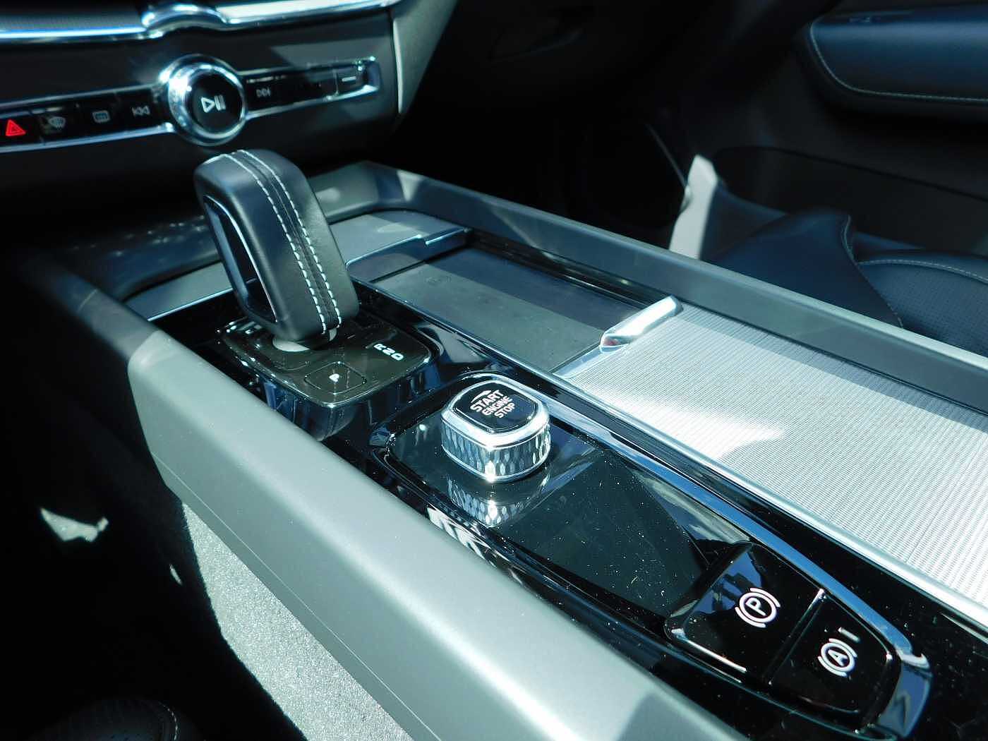 Volvo  T6 AWD Recharge R-Design