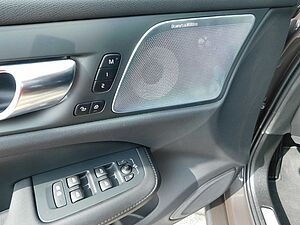 Volvo  T6 Recharge AWD Ultra Dark