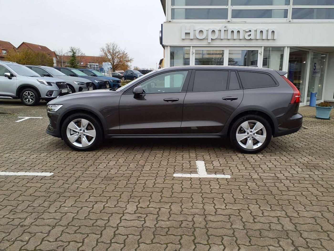 Volvo  V60 CC Plus B5 Benzin AWD  / Winterräder