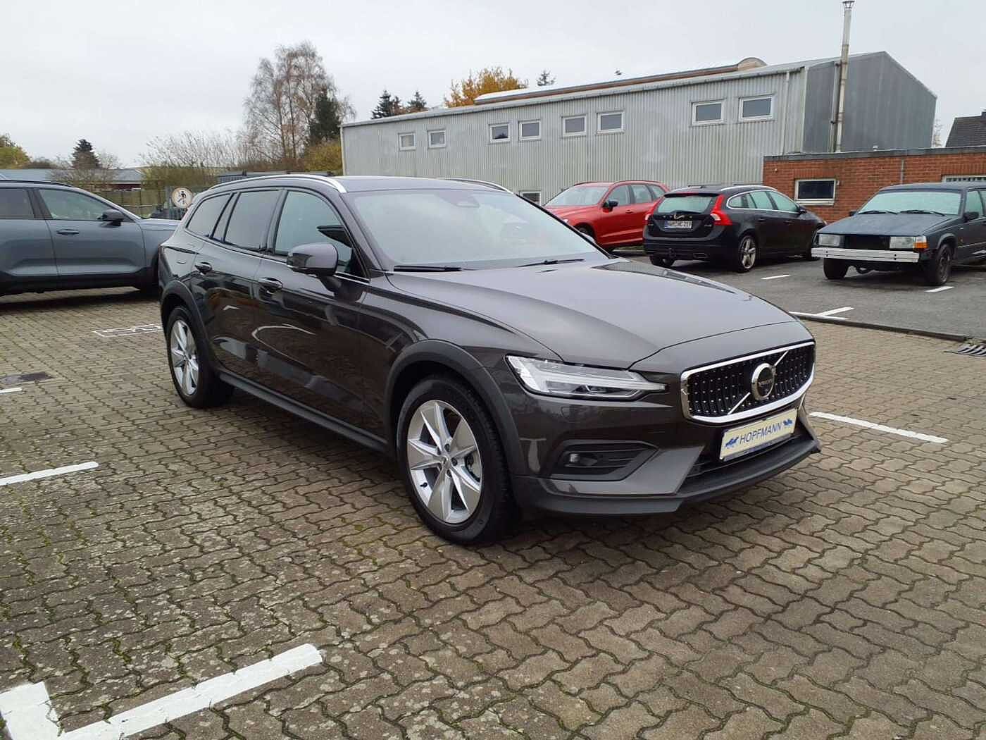 Volvo  V60 CC Plus B5 Benzin AWD  / Winterräder