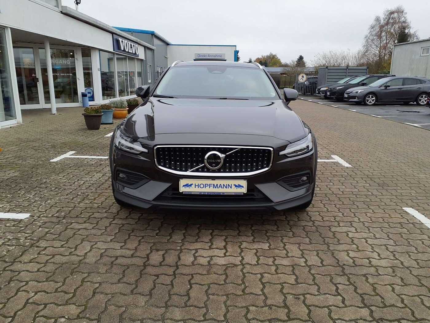 Volvo  V60 CC Plus B5 Benzin AWD  / Winterräder