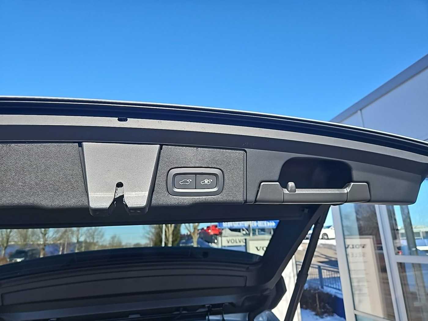 Volvo  B4 Plus Dark Standhzg / Fahr-Paket