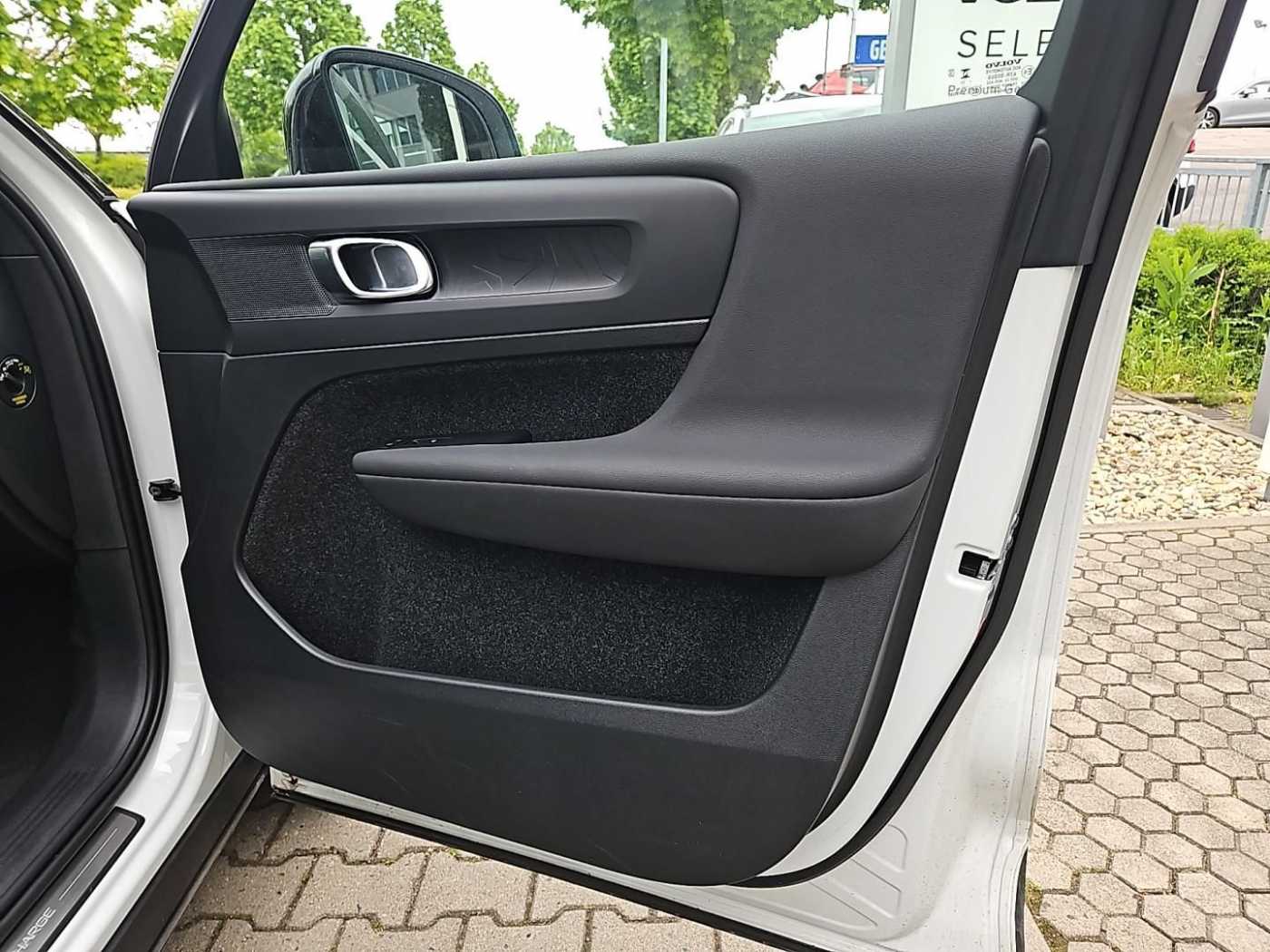 Volvo  AWD Plus Recharge Pure Electric