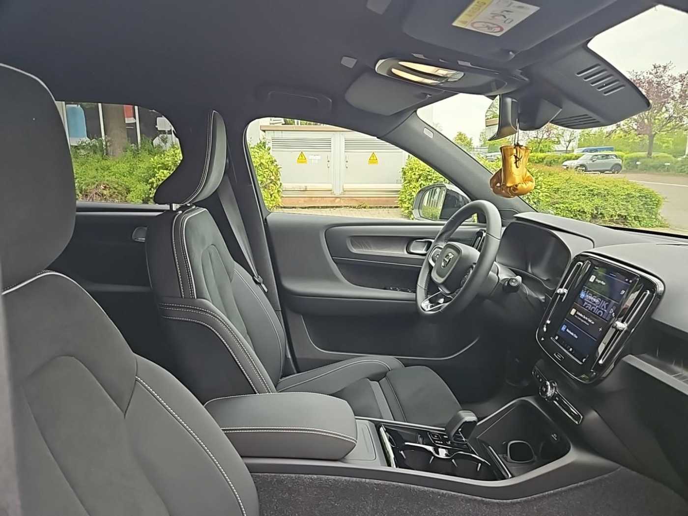 Volvo  AWD Plus Recharge Pure Electric