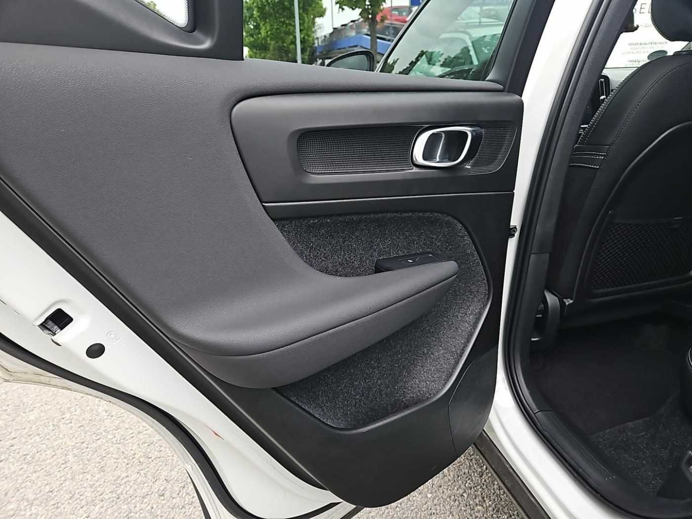 Volvo  AWD Plus Recharge Pure Electric