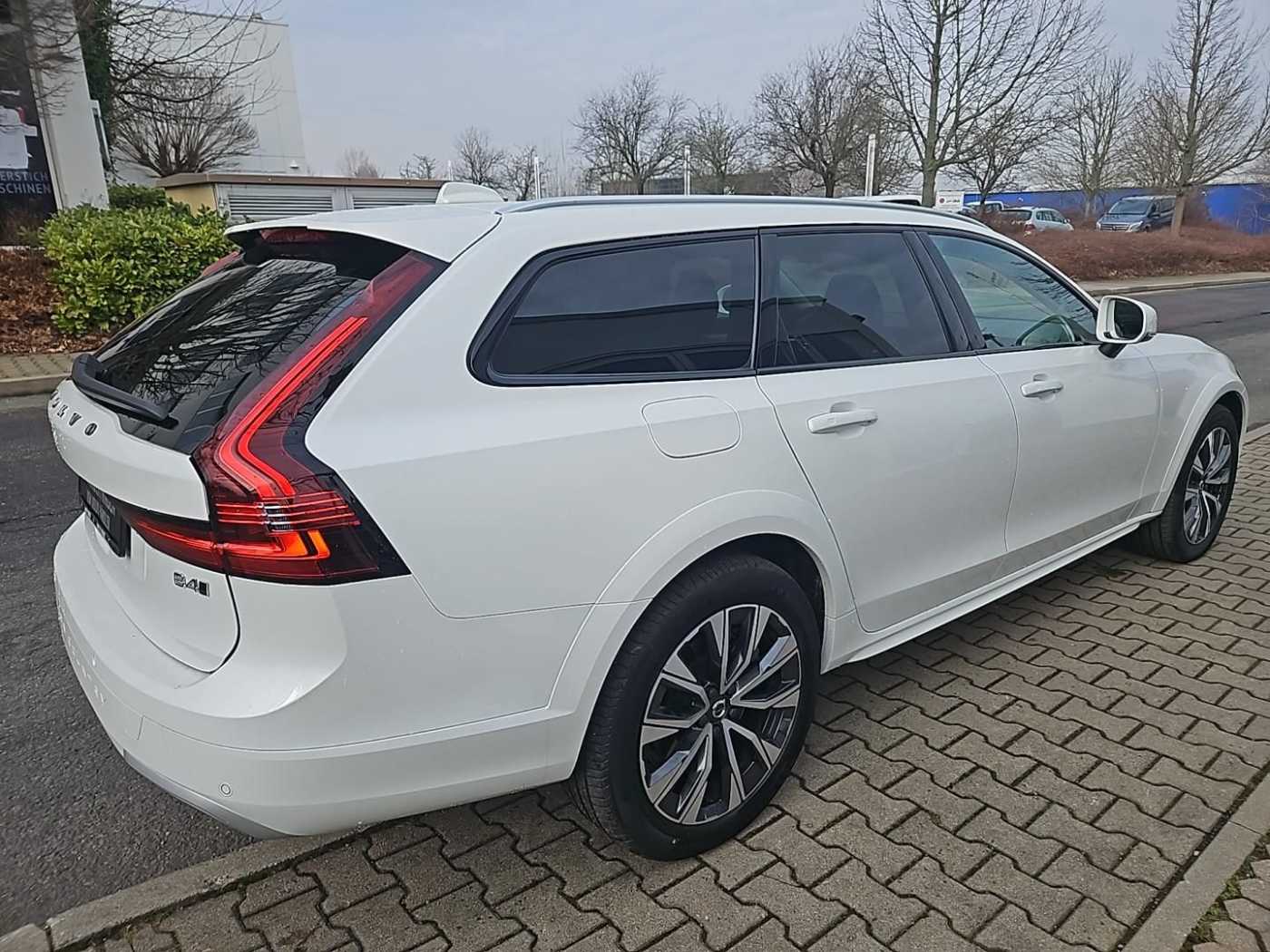 Volvo  B4 CC AWD Plus Four-C / Standhzg. 0,99 Zins!
