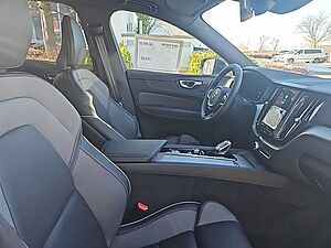 Volvo  B4 Plus Dark Standhzg / Fahr-Paket