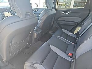 Volvo  B4 Plus Dark Standhzg / Fahr-Paket
