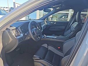 Volvo  B4 Plus Dark Standhzg / Fahr-Paket