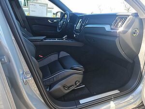 Volvo  B4 Plus Dark Standhzg / Fahr-Paket