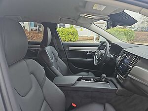 Volvo  B4 CC AWD Plus Four-C / Standhzg. 0,99 Zins!