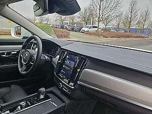 Volvo  B4 CC AWD Plus Four-C / Standhzg. 0,99 Zins!