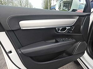 Volvo  B4 CC AWD Plus Four-C / Standhzg. 0,99 Zins!