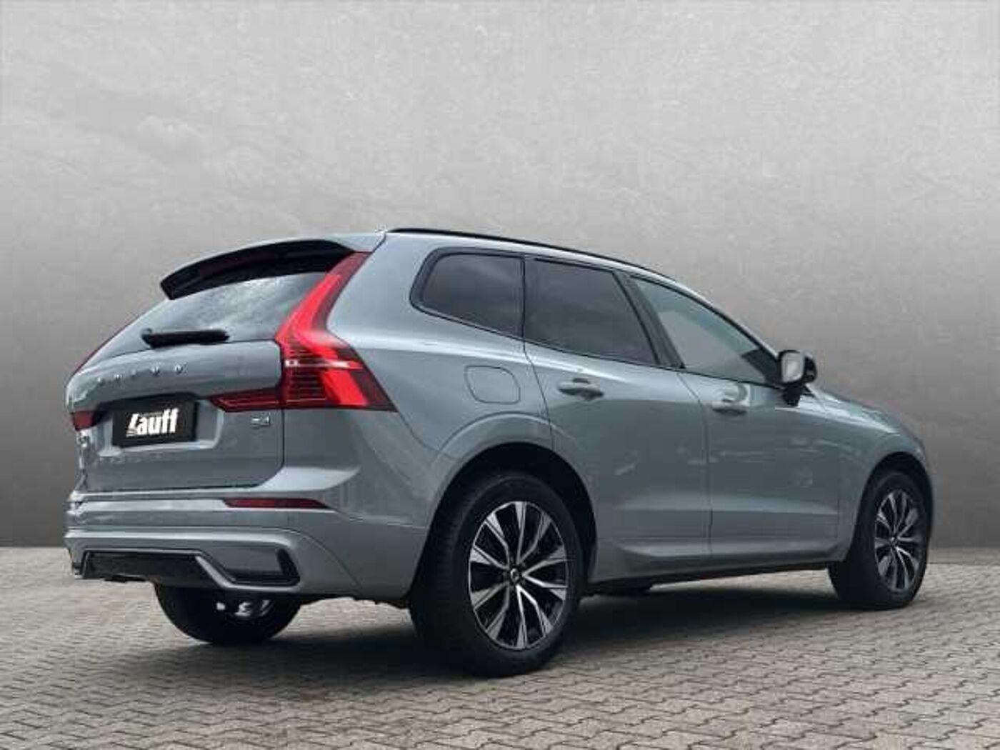 Volvo  Plus Dark 2WD B4 Diesel + elektr. Sitze