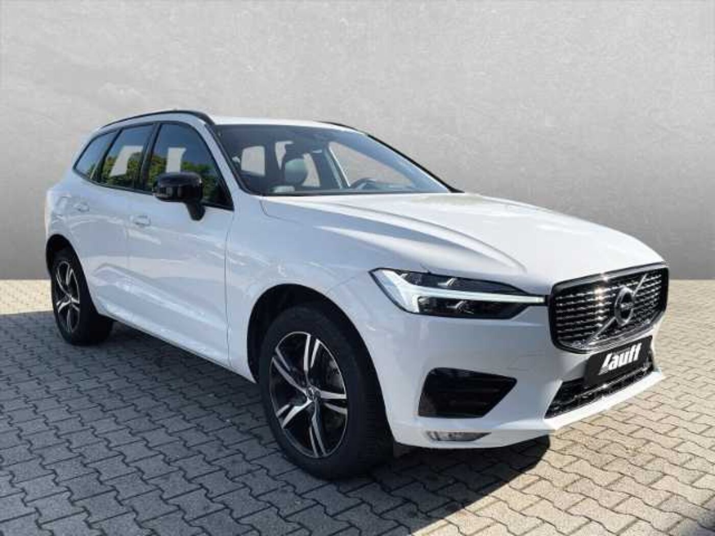 Volvo  R Design 2WD B4 Benzin EU6d + Anhängerkupplung (semielektrisch)