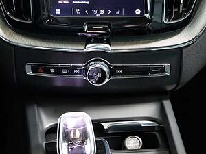 Volvo  Plus Dark 2WD B4 Benzin  StandHZG Leder digitales Cockpit Memory Sitze Soundsyst