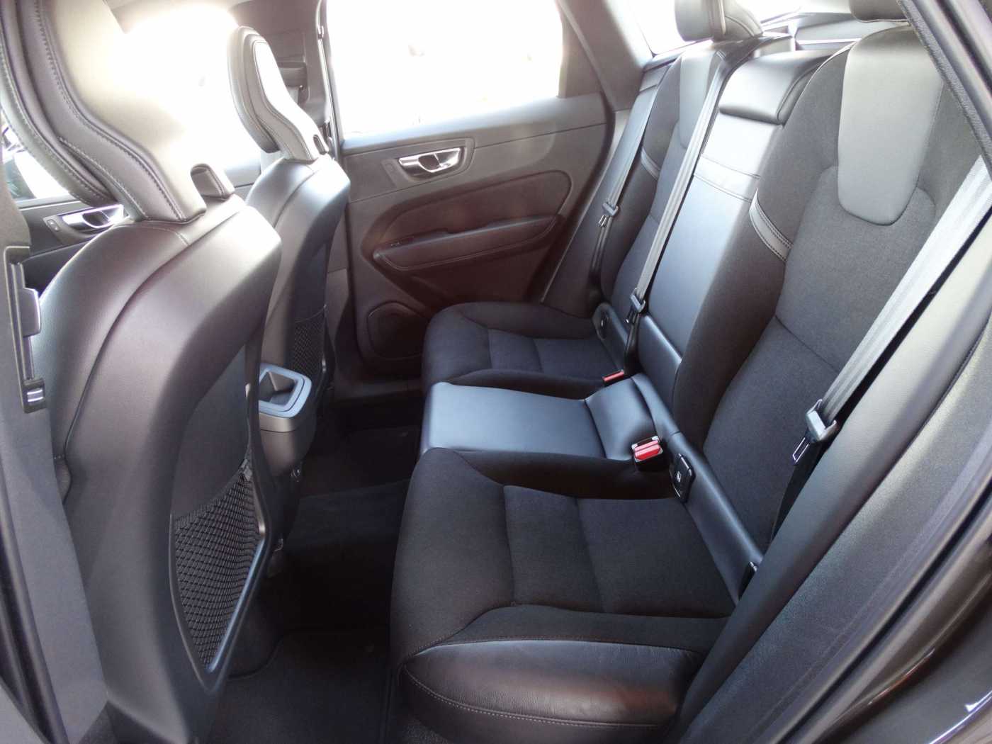 Volvo  B4 Diesel Momentum Pro 2WD