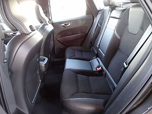 Volvo  B4 Diesel Momentum Pro 2WD