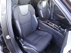 Volvo  B4 Diesel Momentum Pro 2WD