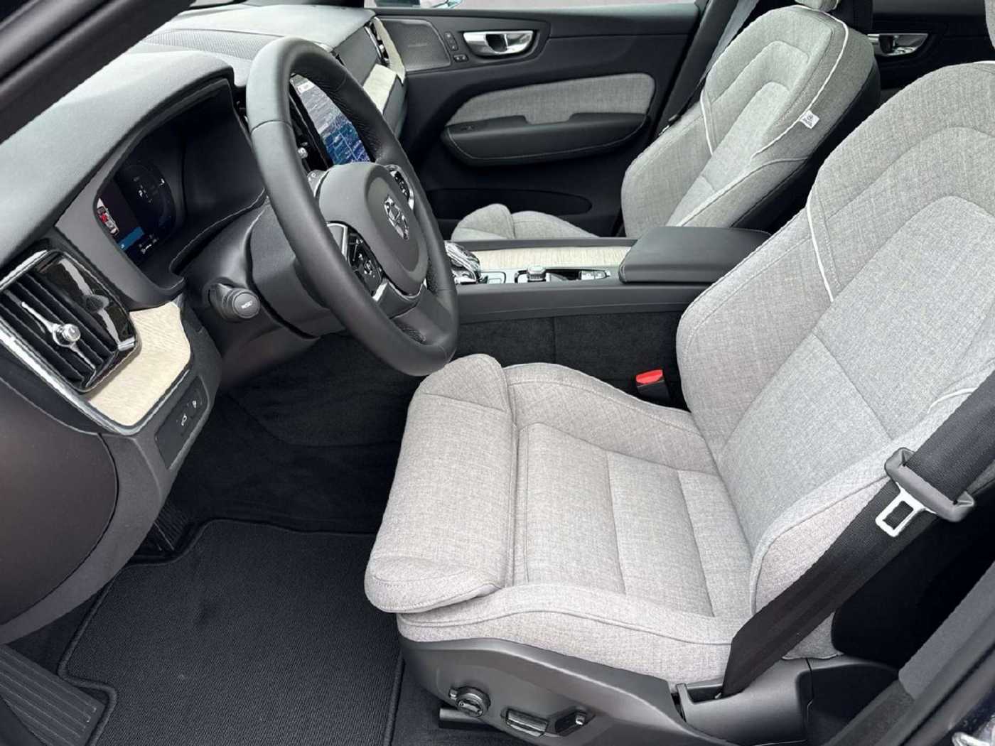 Volvo  Plus Bright Recharge Plug-In Hybrid AWD