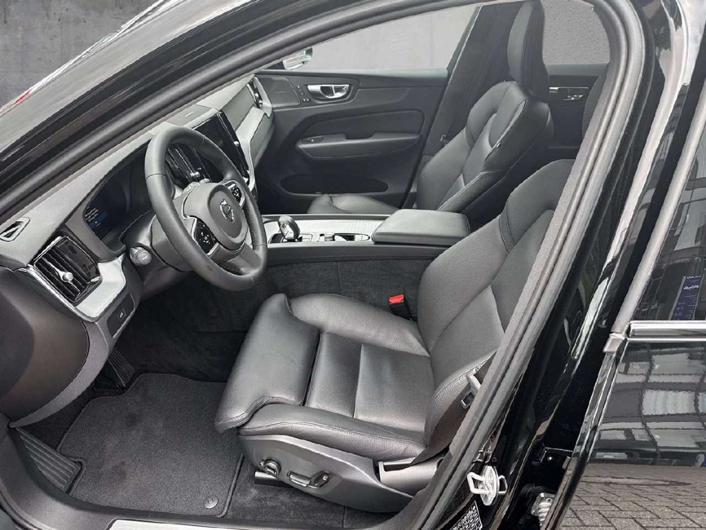 Volvo  Plus B4 Mild-Hybrid Diesel Dark