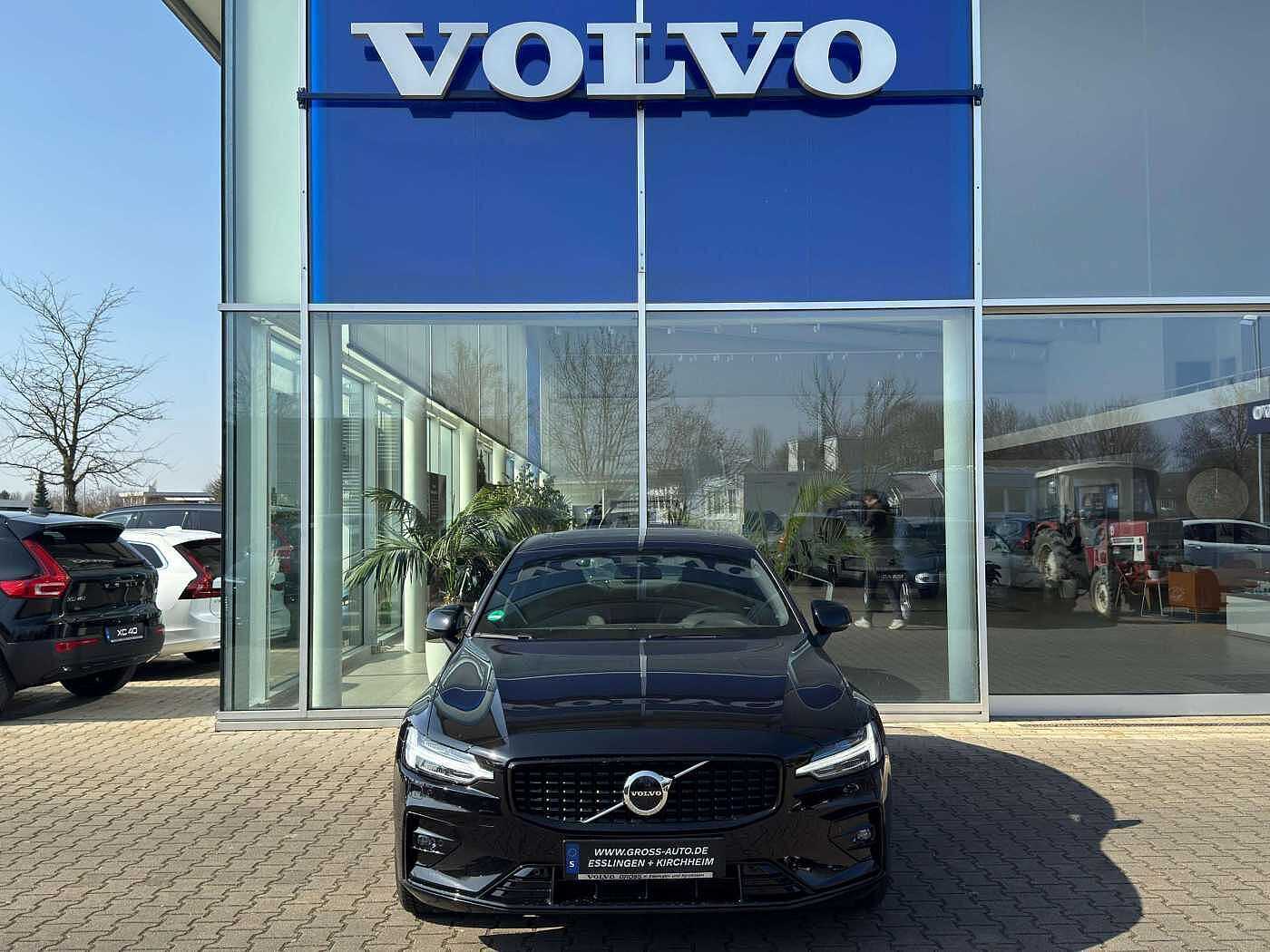 Volvo  B4 Plus Dark