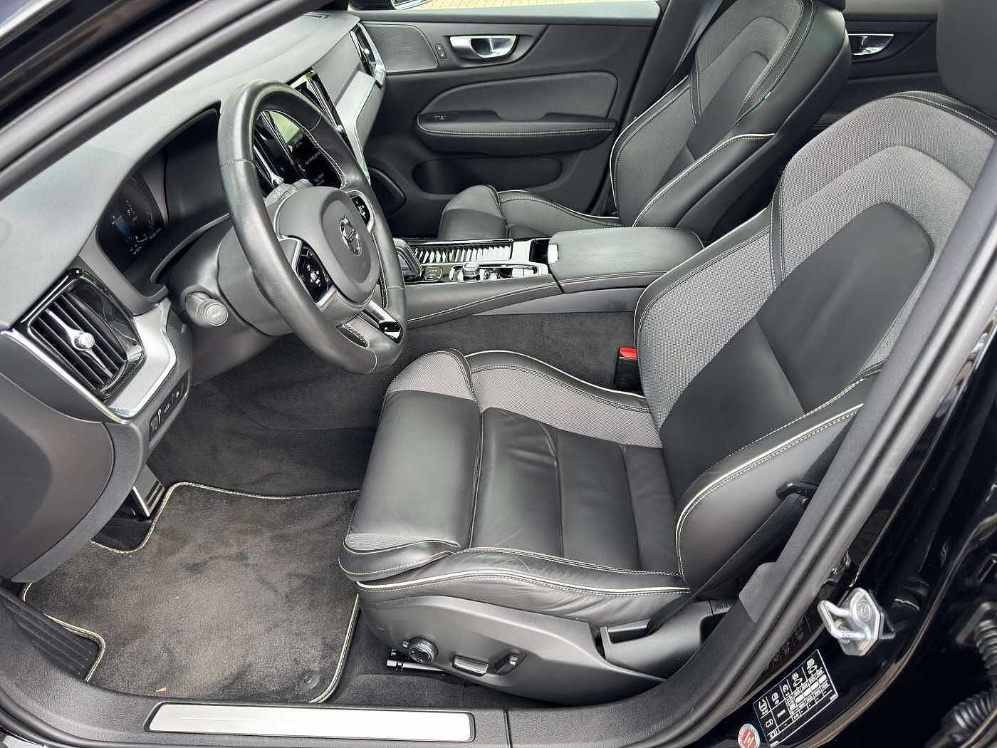 Volvo  T8 R-Design Recharge Plug-In Hybrid AWD