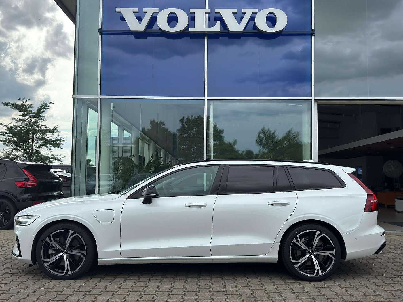 Volvo  T6 Plus Dark Recharge Plug-In Hybrid AWD