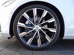 Volvo  B4 Geartronic Ultimate Dark