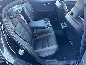 Volvo  B4 Plus Dark