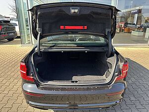 Volvo  B4 Plus Dark