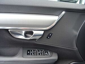 Volvo  D4 Momentum/Standheiz. /Voll-LED/IntelliSafe/OnCall