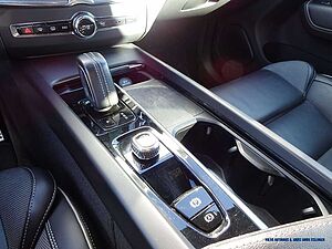 Volvo  XC60 B4 AWD Geartronic R-Design