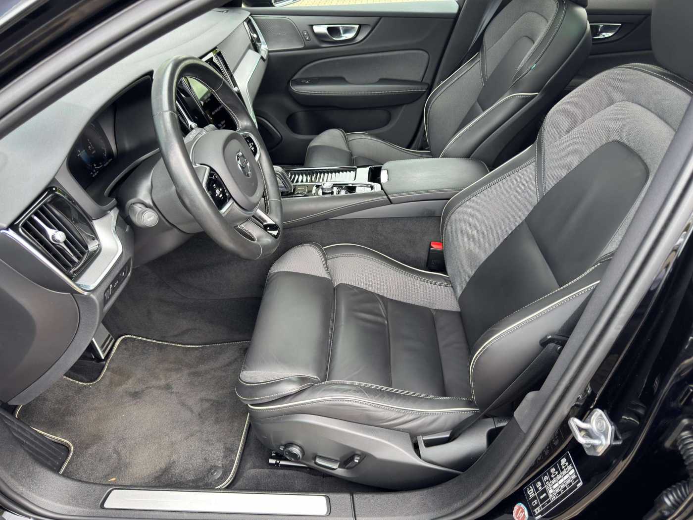 Volvo  T8 R-Design Recharge Plug-In Hybrid AWD