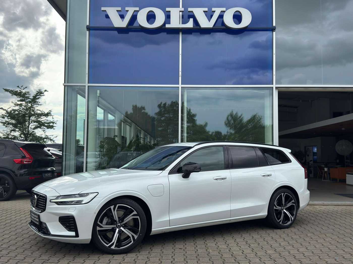 Volvo  T6 Plus Dark Recharge Plug-In Hybrid AWD
