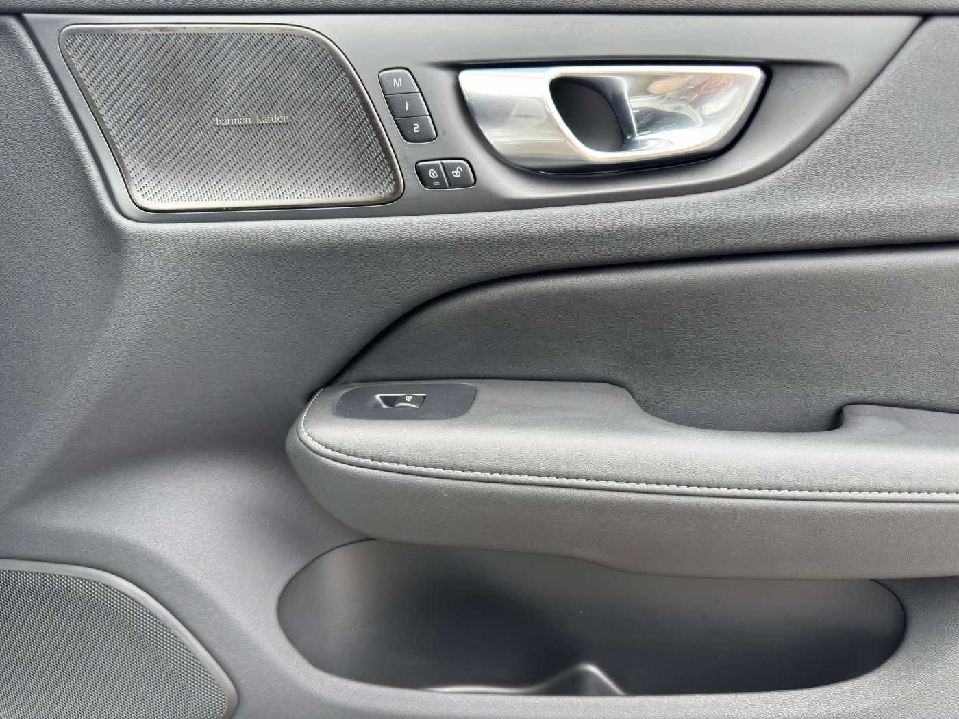 Volvo  T6 Plus Dark Recharge Plug-In Hybrid AWD