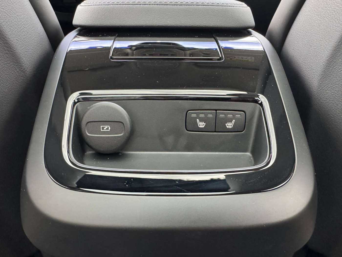 Volvo  T6 Plus Dark Recharge Plug-In Hybrid AWD