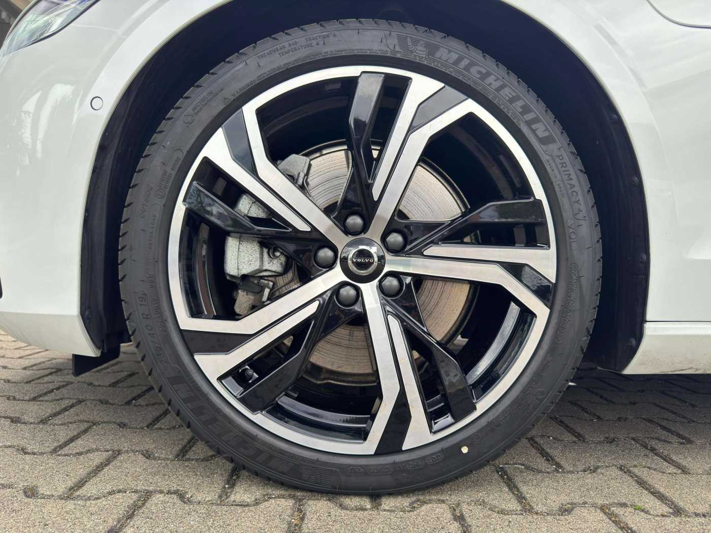 Volvo  T6 Plus Dark Recharge Plug-In Hybrid AWD