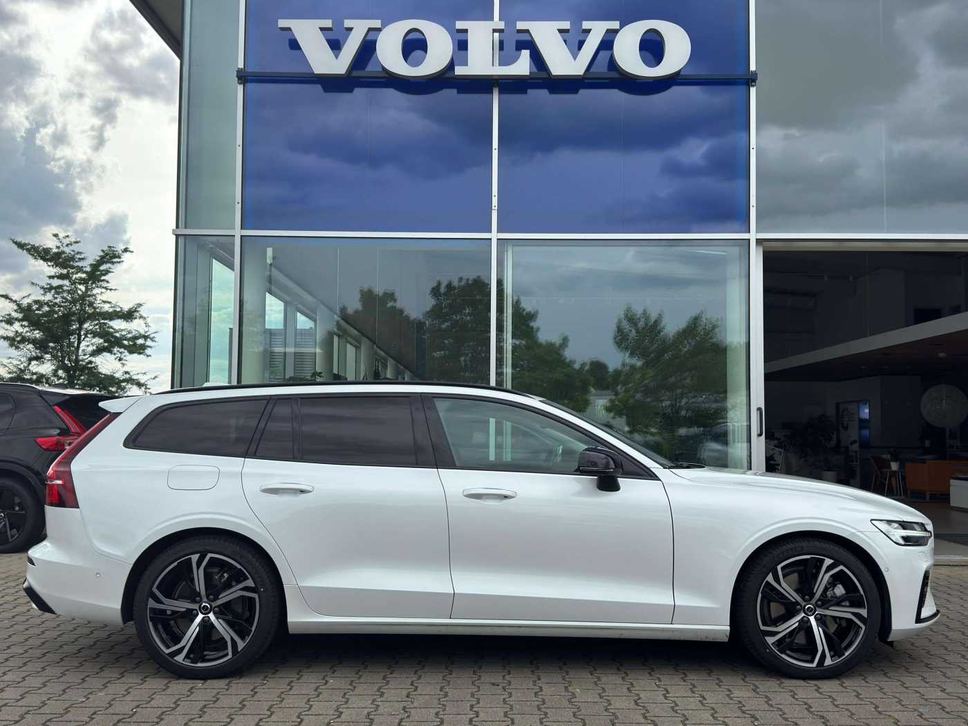 Volvo  T6 Plus Dark Recharge Plug-In Hybrid AWD