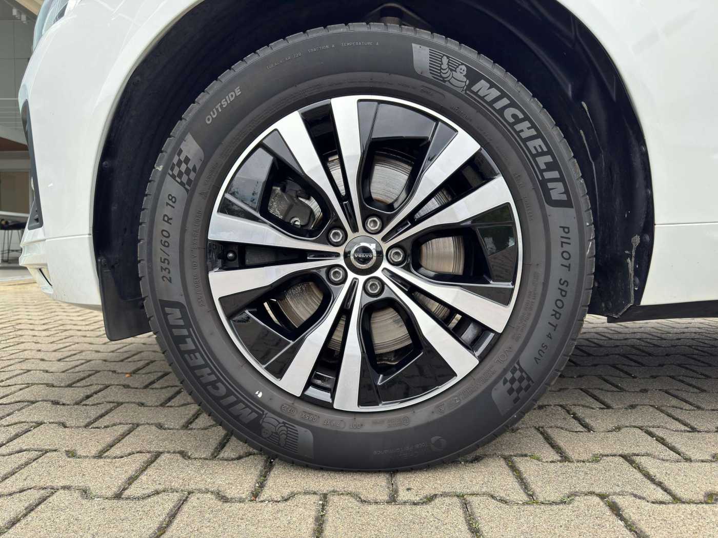 Volvo  B4 Momentum Pro 2WD