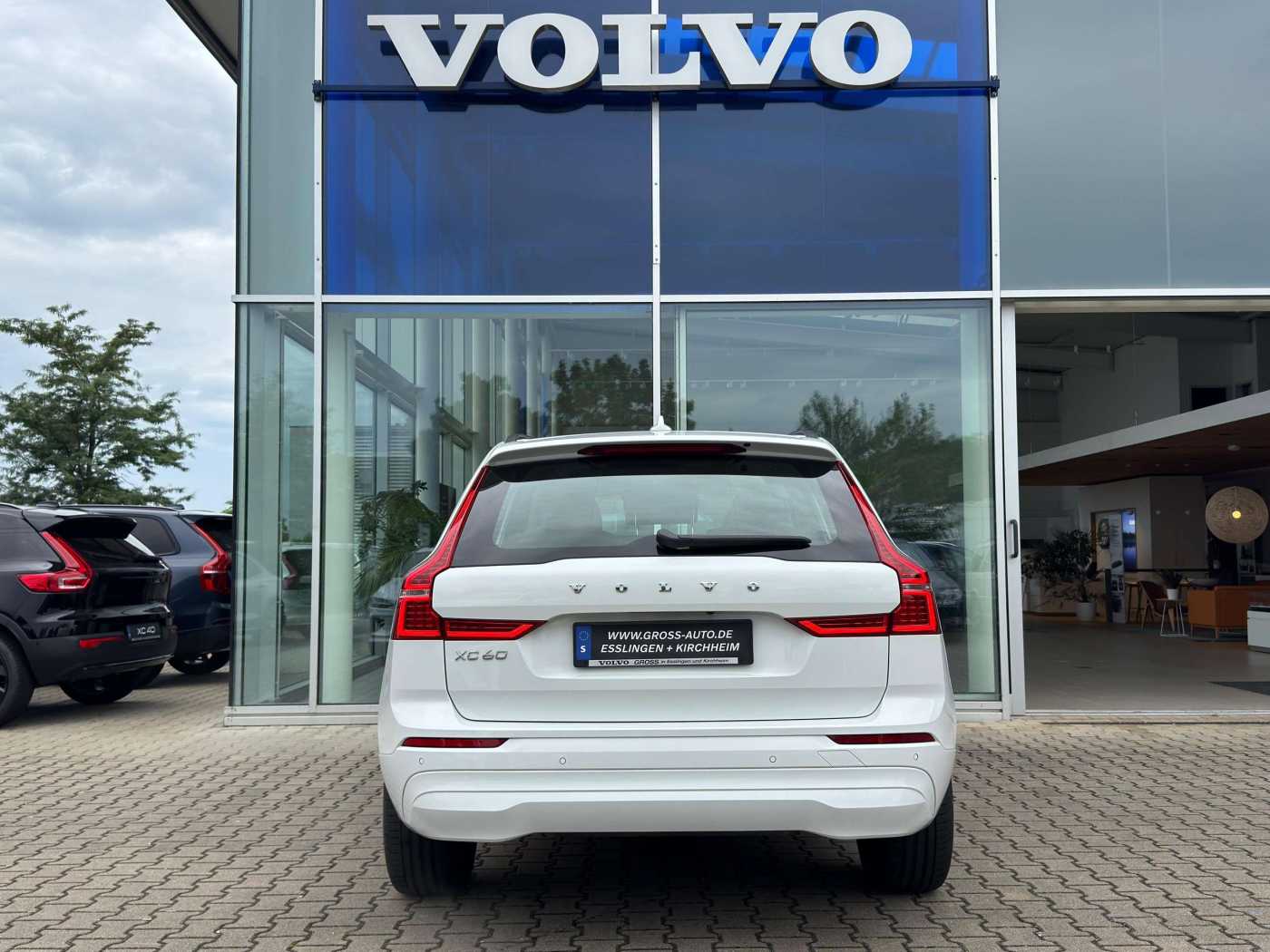 Volvo  B4 Momentum Pro 2WD