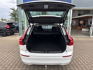 Volvo  B4 Momentum Pro 2WD