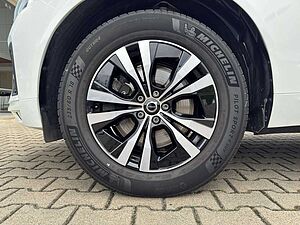 Volvo  B4 Momentum Pro 2WD