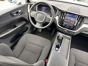 Volvo  B4 Momentum Pro 2WD