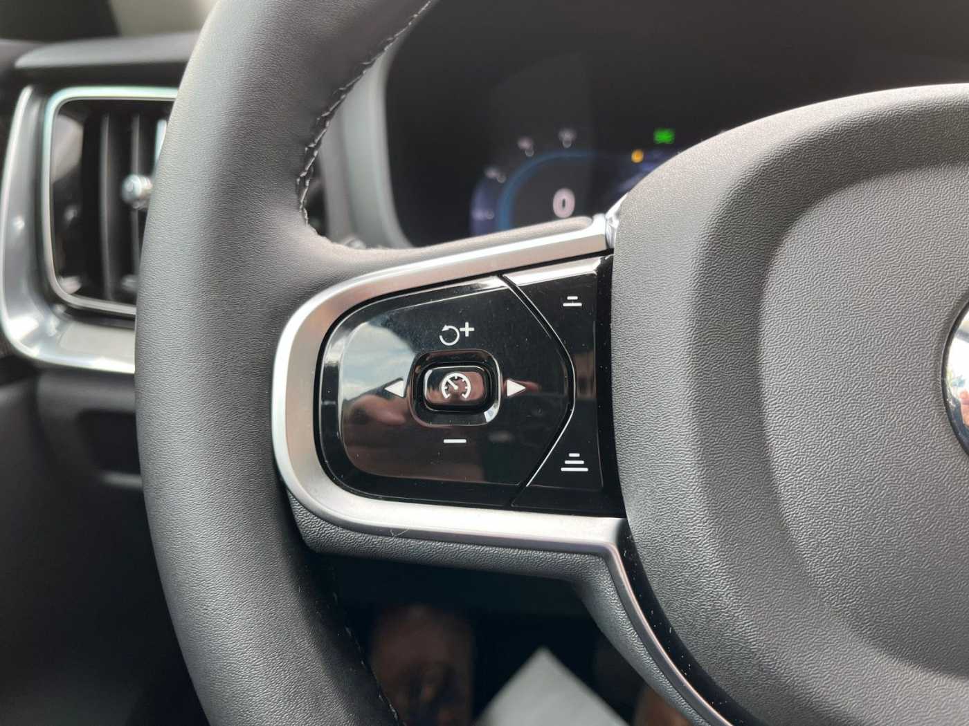 Volvo  T6 AWD Plug-in Hybrid Plus Dark Auto