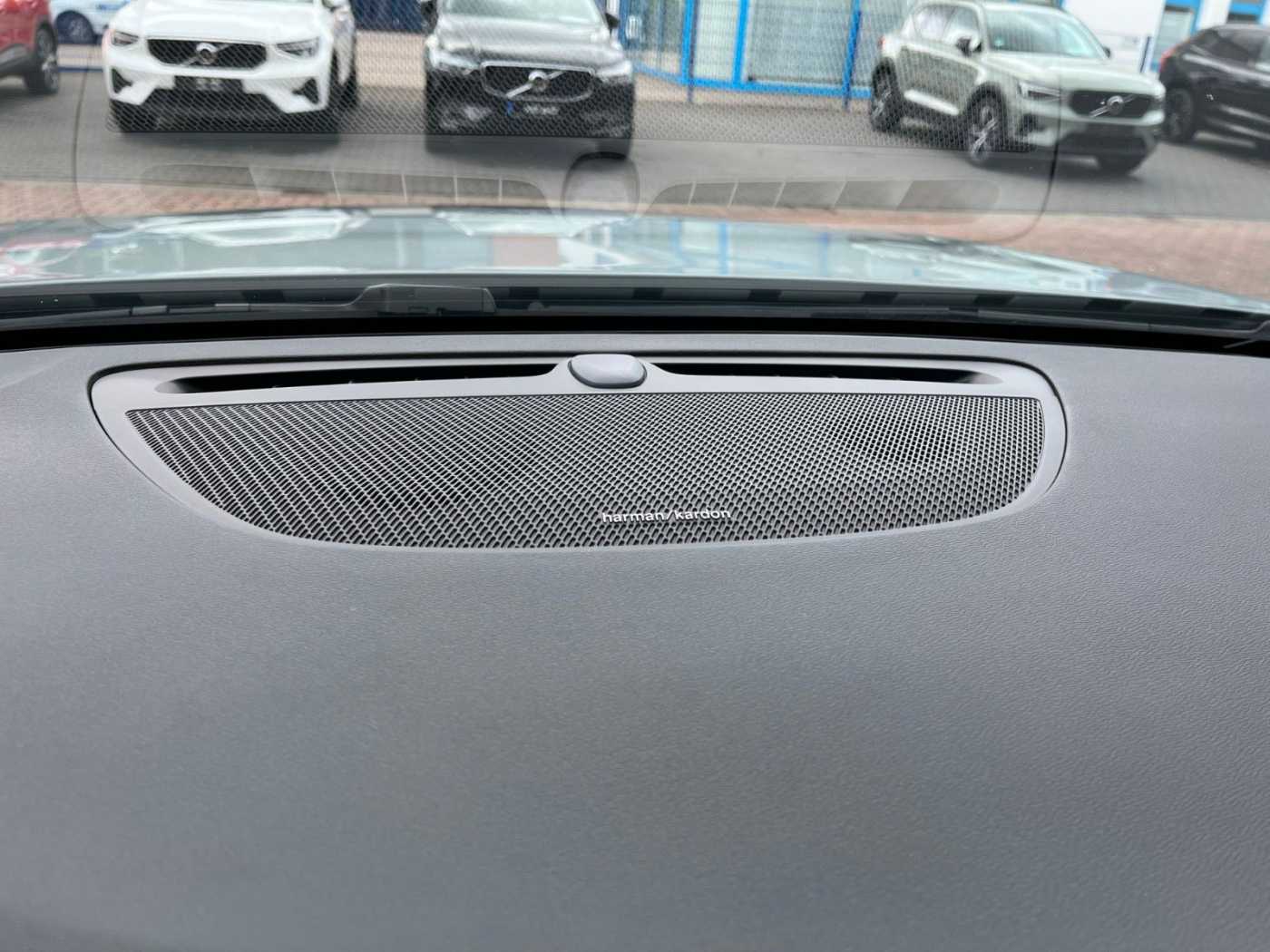Volvo  T6 AWD Plug-in Hybrid Plus Dark Auto